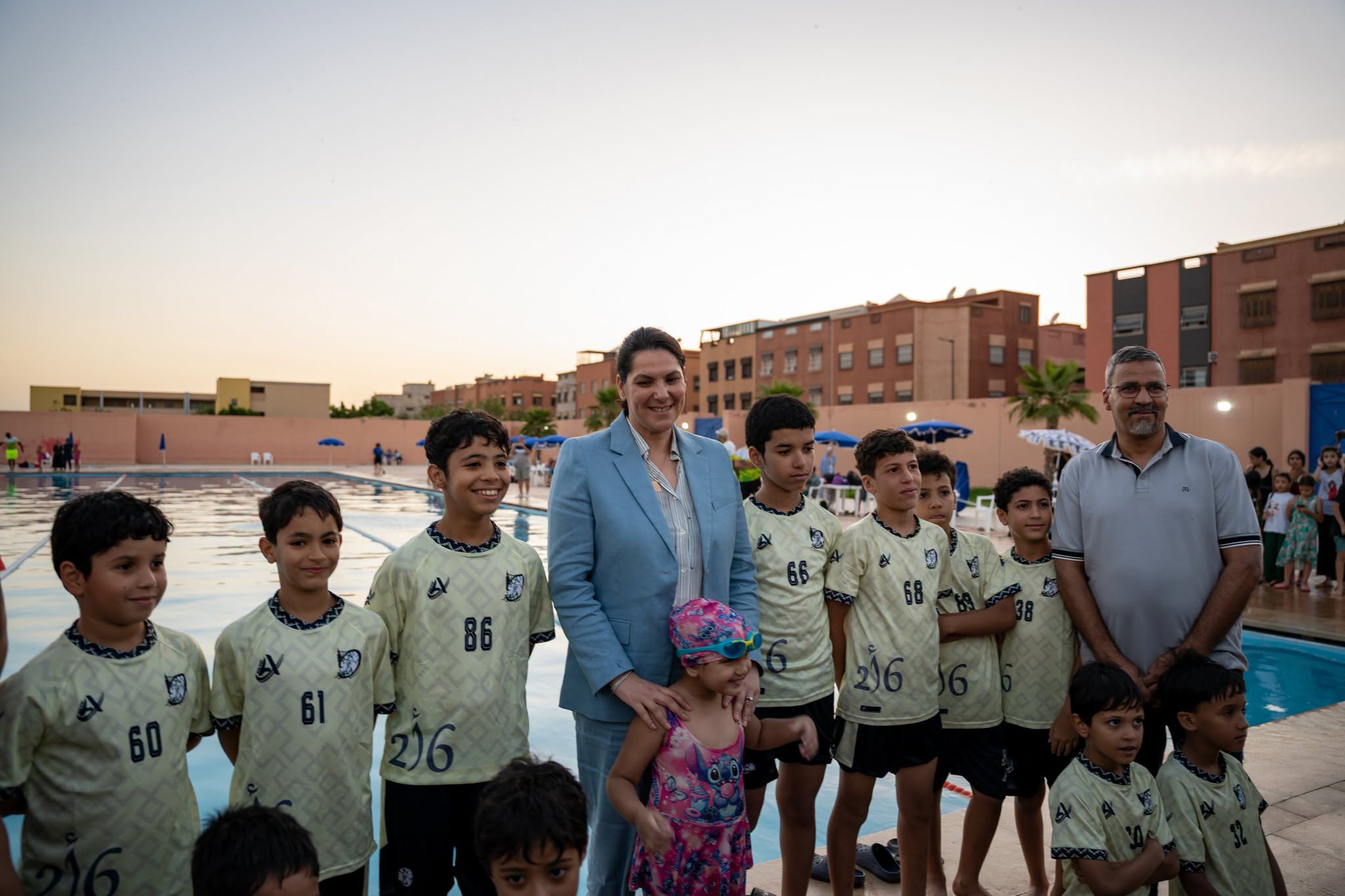 Madame Fatim Ezzahra EL MANSOURI lance la saison estivale dans les piscines municipales depuis le complexe d'Azli