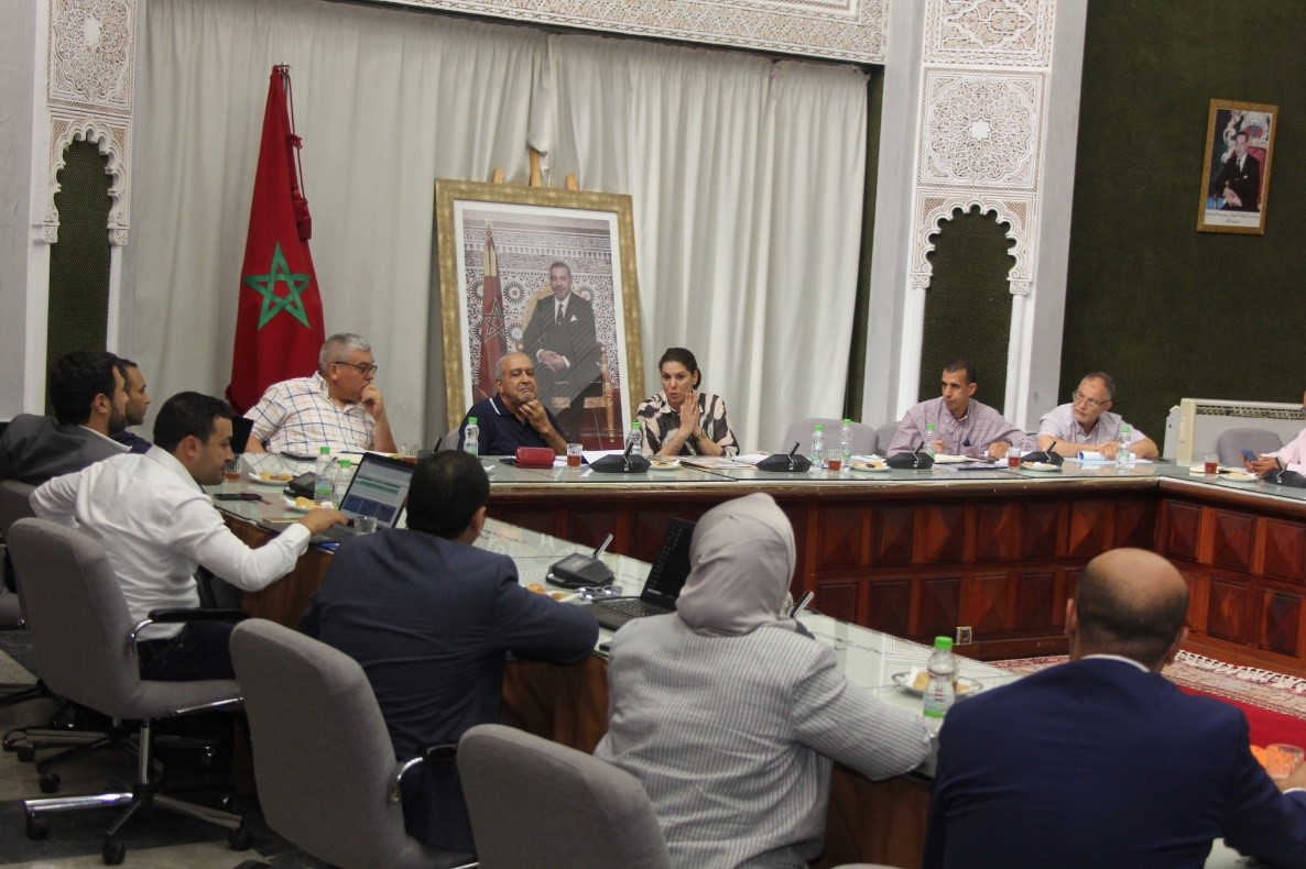 Une réunion à l'hôtel de ville de Marrakech, autour des conditions d’hygiène et de collecte des ordures ménagères.