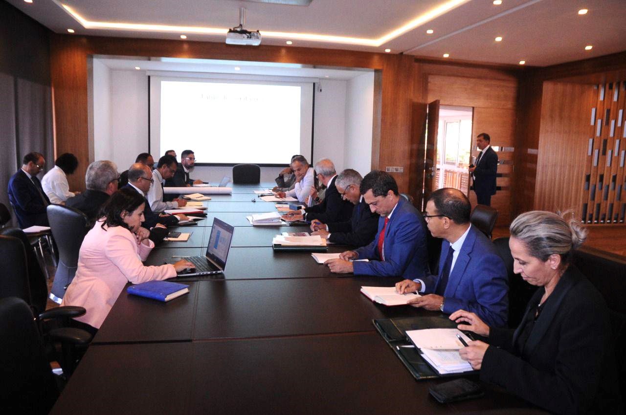 Madame Fatima Ezzahra El Mansouri, Maire de Marrakech, assiste à une réunion pour discuter des projets les plus importants d’intérêt pour la ville